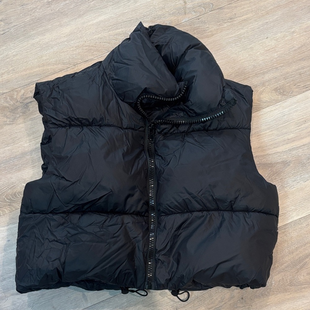 CROPPED BLACK PUFFER VEST